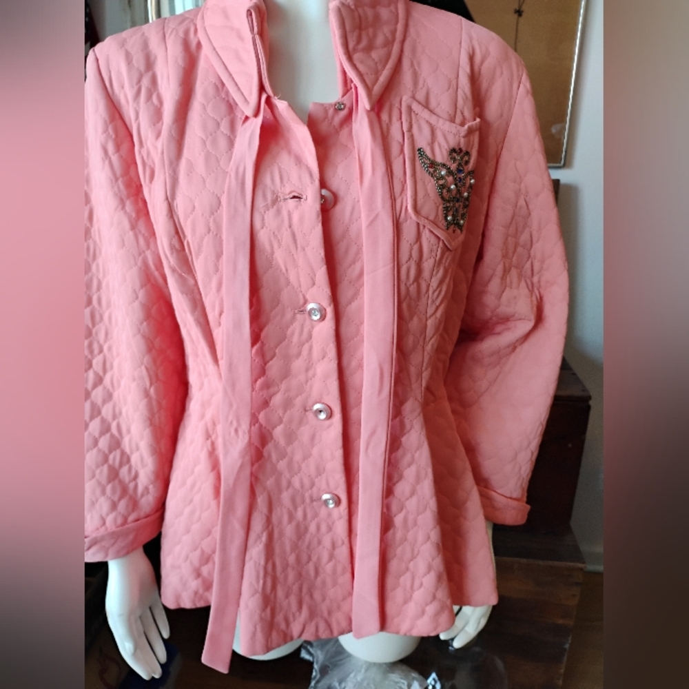 Gorgeous 40's Quilted Coral Jacket Size M/L. - Picture 5 of 12